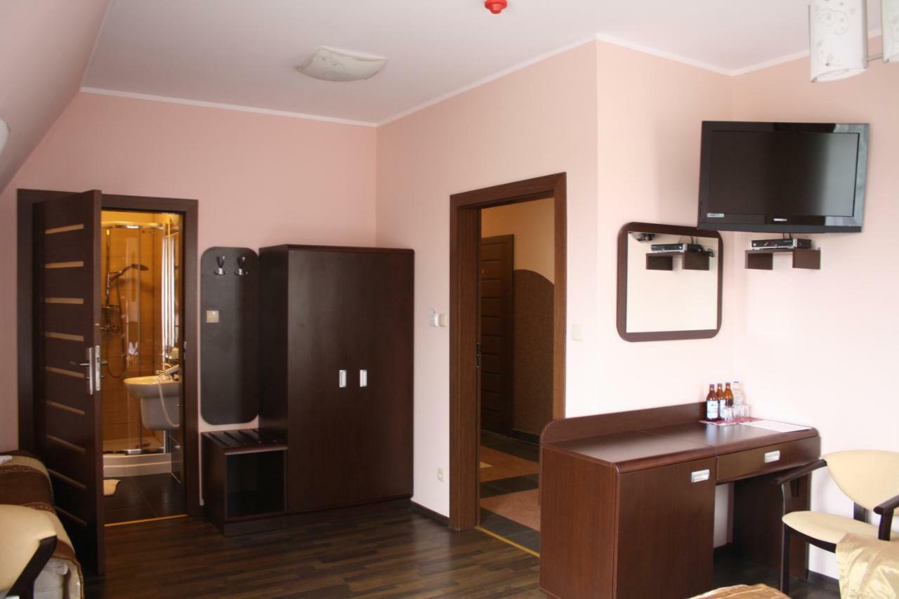 Hotel Pinocy Ledziny Dış mekan fotoğraf