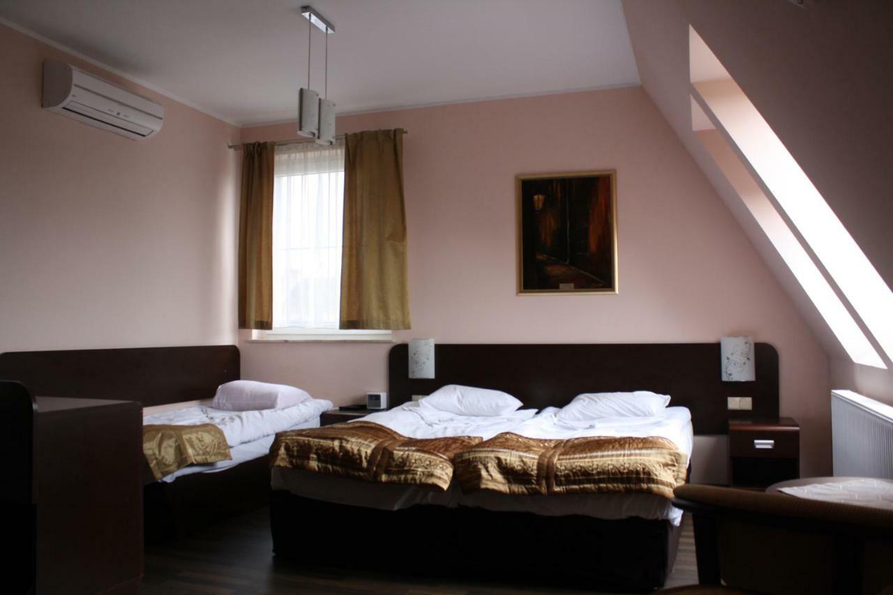 Hotel Pinocy Ledziny Dış mekan fotoğraf